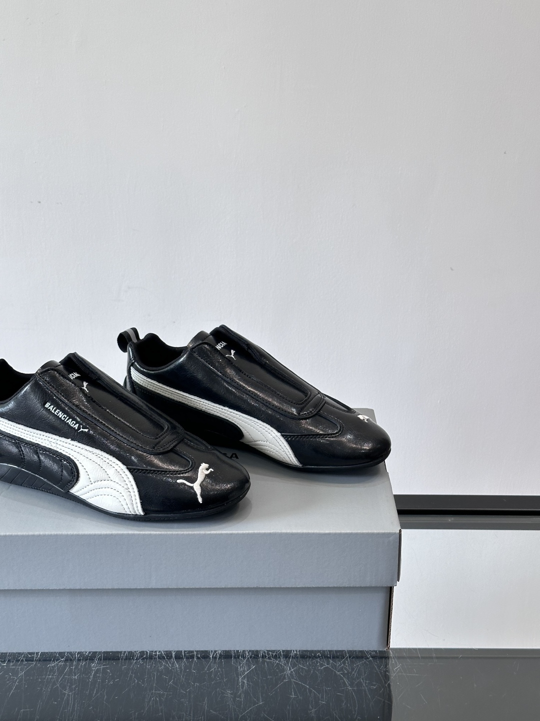 Balenciaga x PUMA🐎联名赛车鞋巴黎世家和PUMA联名的Speedcat赛车鞋，主打黑色白