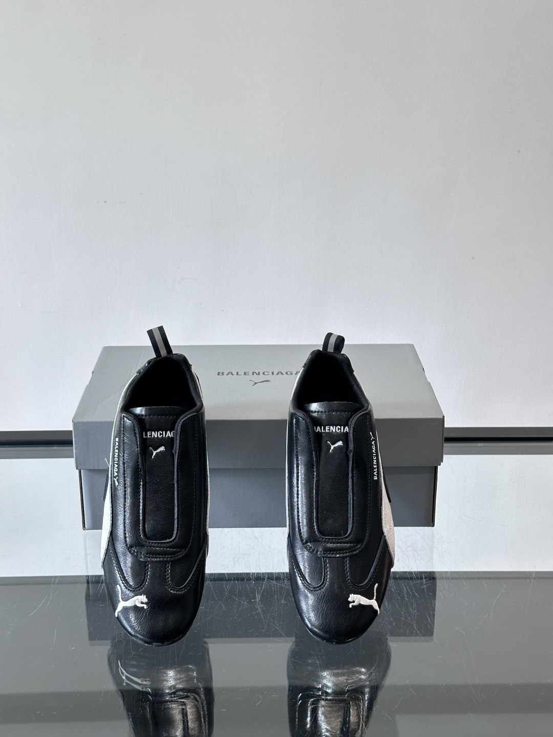 Balenciaga x PUMA🐎联名赛车鞋巴黎世家和PUMA联名的Speedcat赛车鞋，主打黑色白