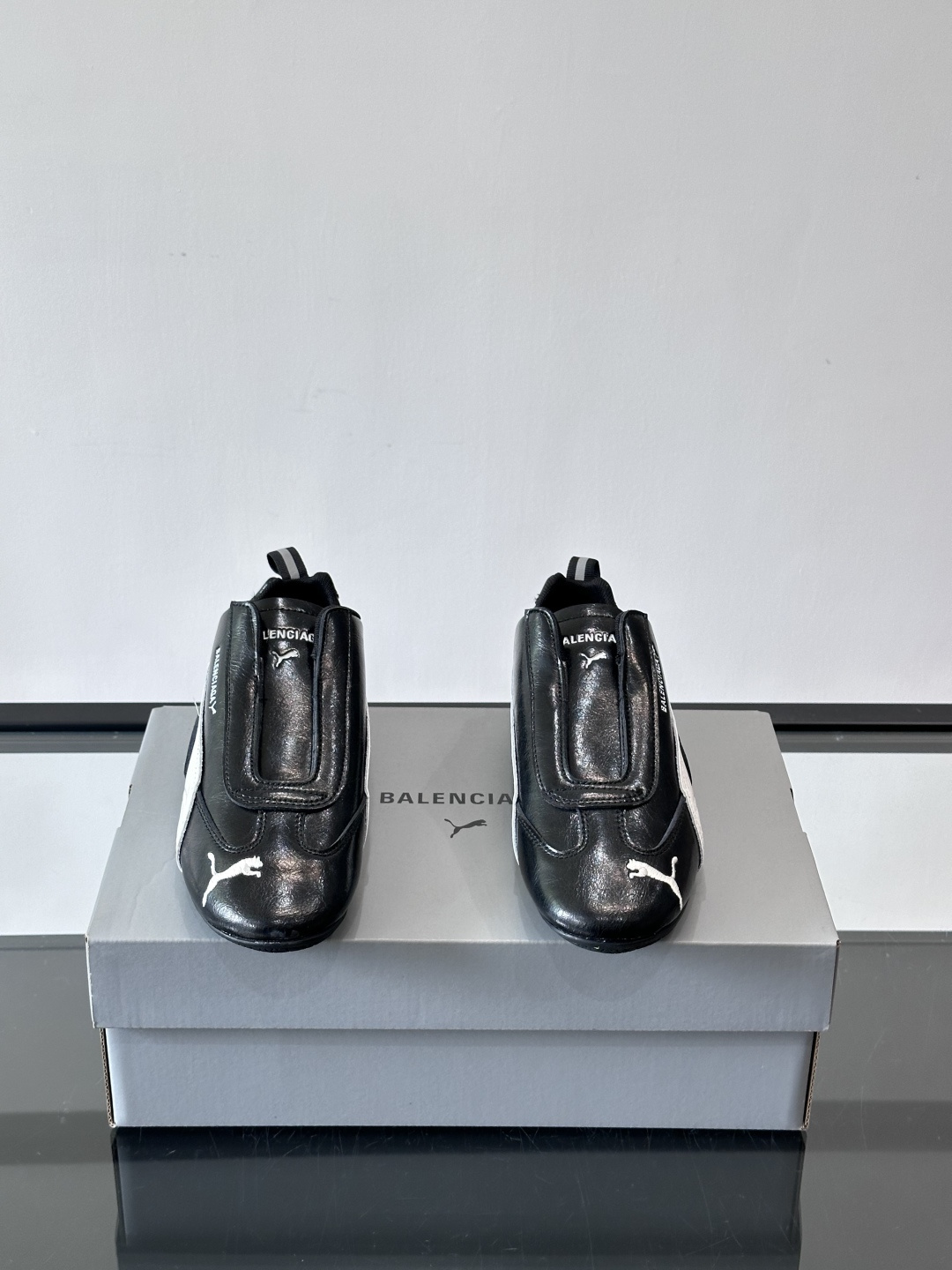 Balenciaga x PUMA🐎联名赛车鞋巴黎世家和PUMA联名的Speedcat赛车鞋，主打黑色白