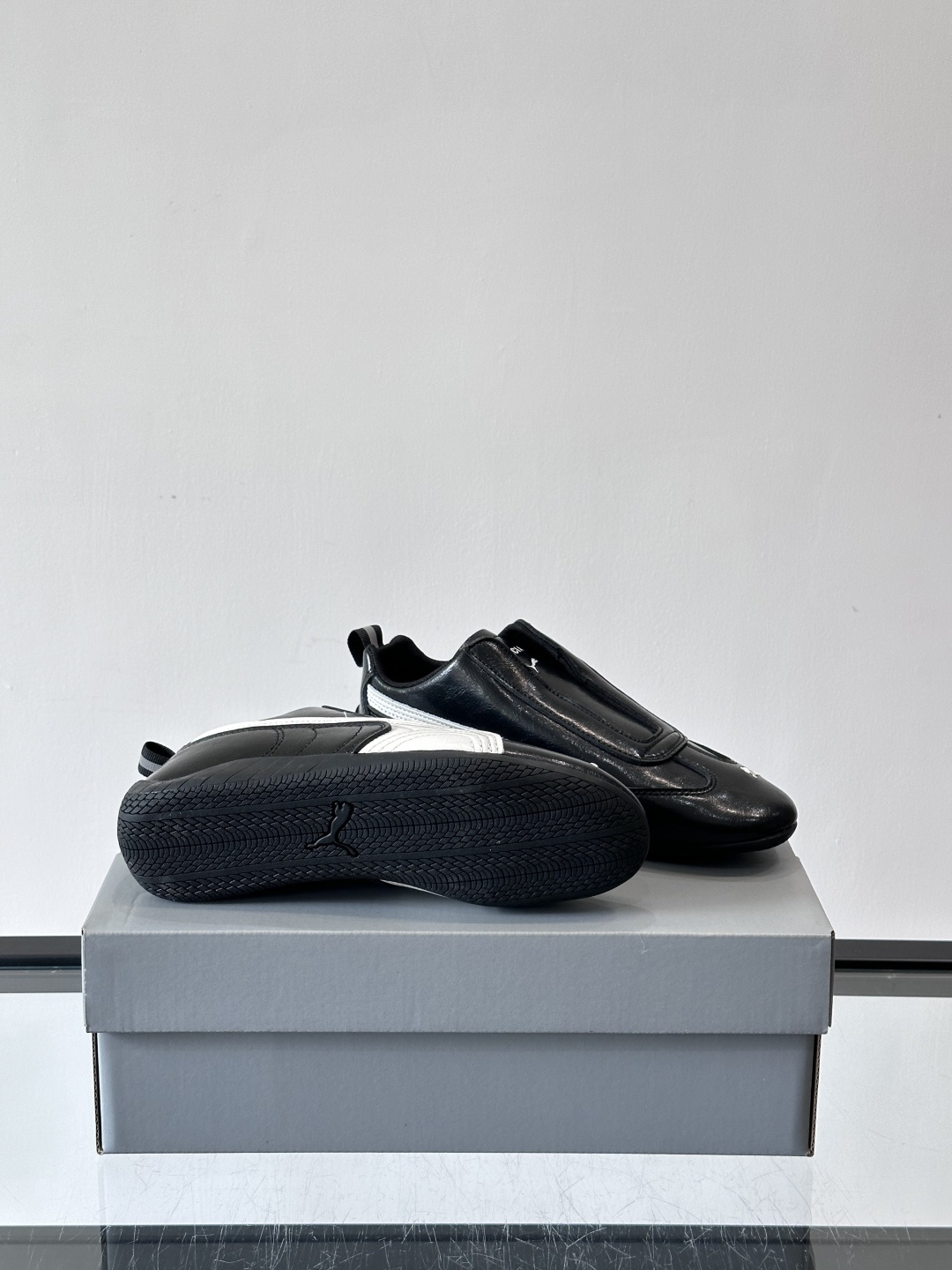 Balenciaga x PUMA🐎联名赛车鞋巴黎世家和PUMA联名的Speedcat赛车鞋，主打黑色白