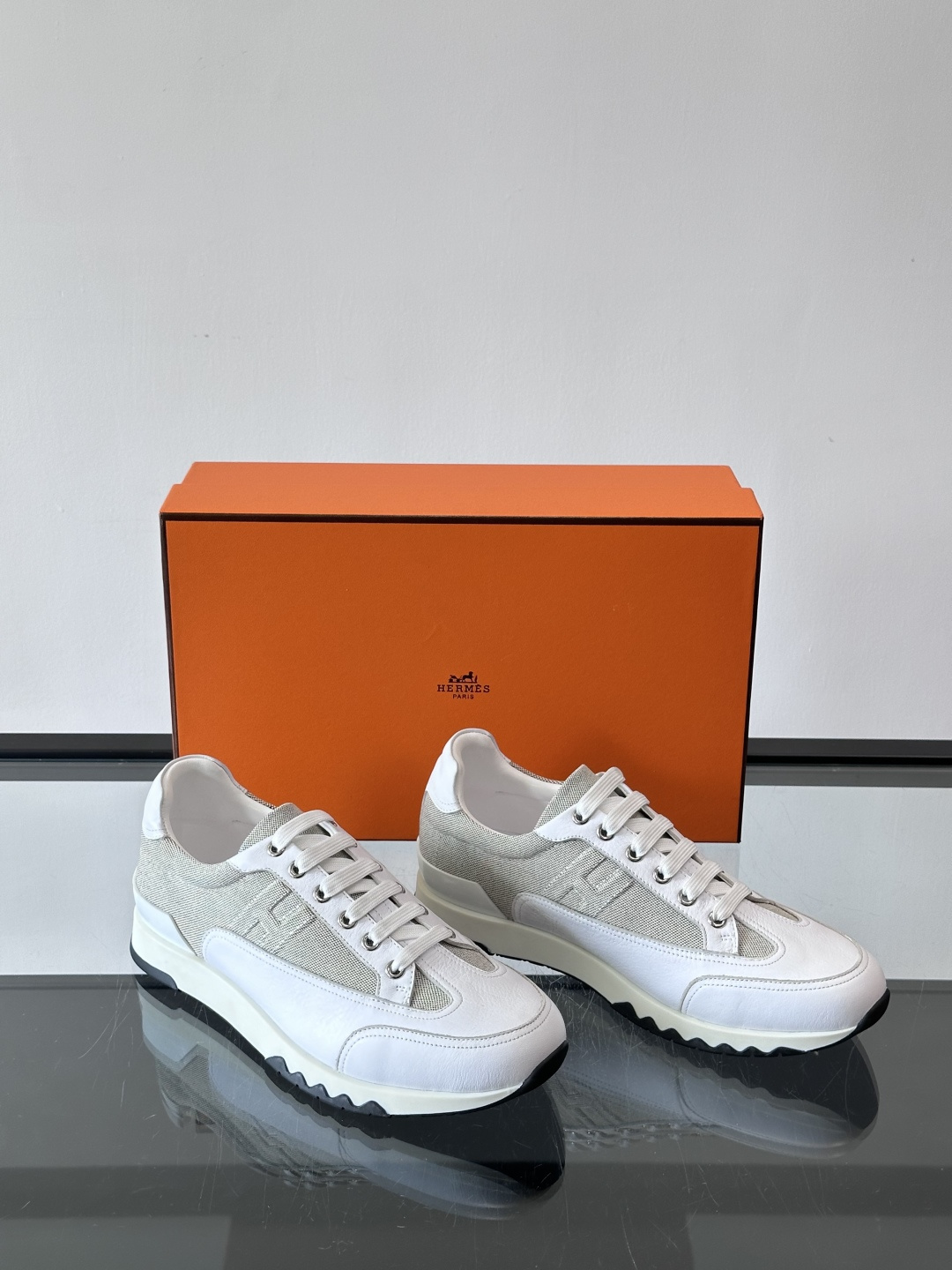 爱马仕H Walkrunner运动鞋这款H Walkrunner运动鞋采用小牛皮，搭配浮雕H字母，简约又