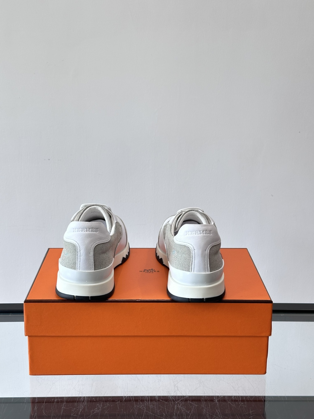 爱马仕H Walkrunner运动鞋这款H Walkrunner运动鞋采用小牛皮，搭配浮雕H字母，简约又