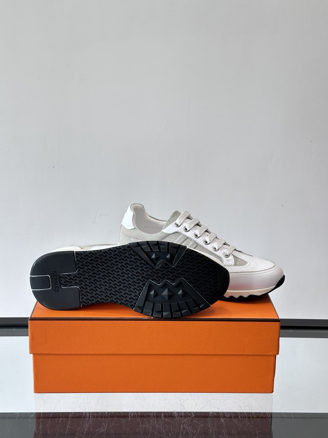 爱马仕H Walkrunner运动鞋这款H Walkrunner运动鞋采用小牛皮，搭配浮雕H字母，简约又