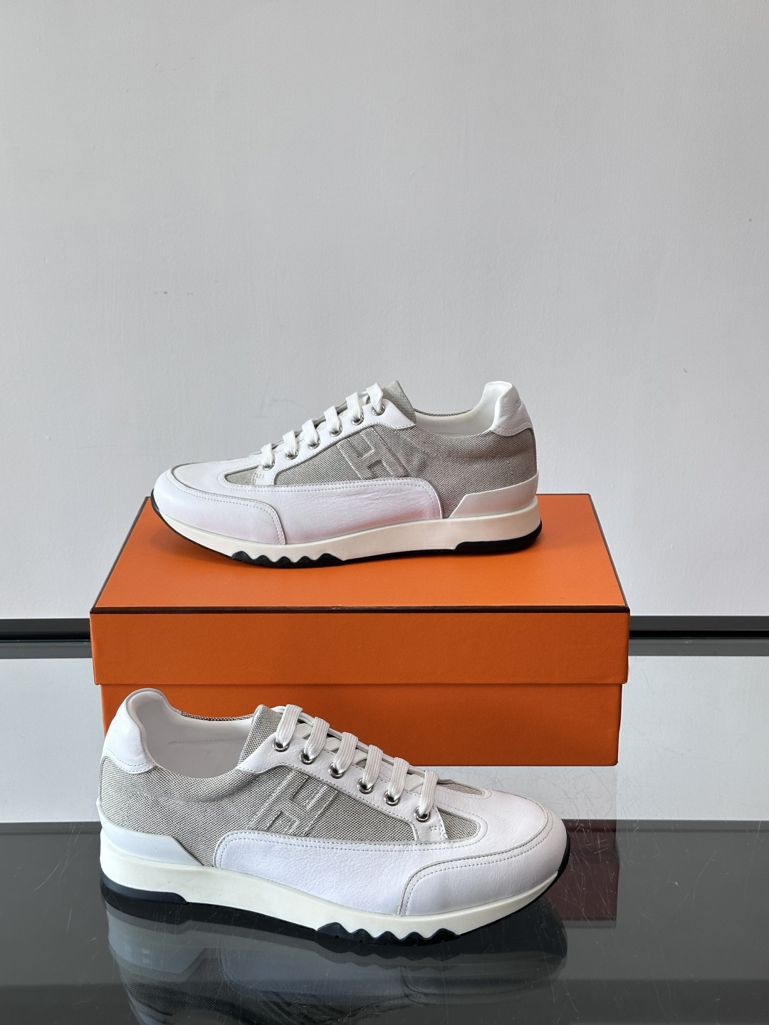 爱马仕H Walkrunner运动鞋这款H Walkrunner运动鞋采用小牛皮，搭配浮雕H字母，简约又