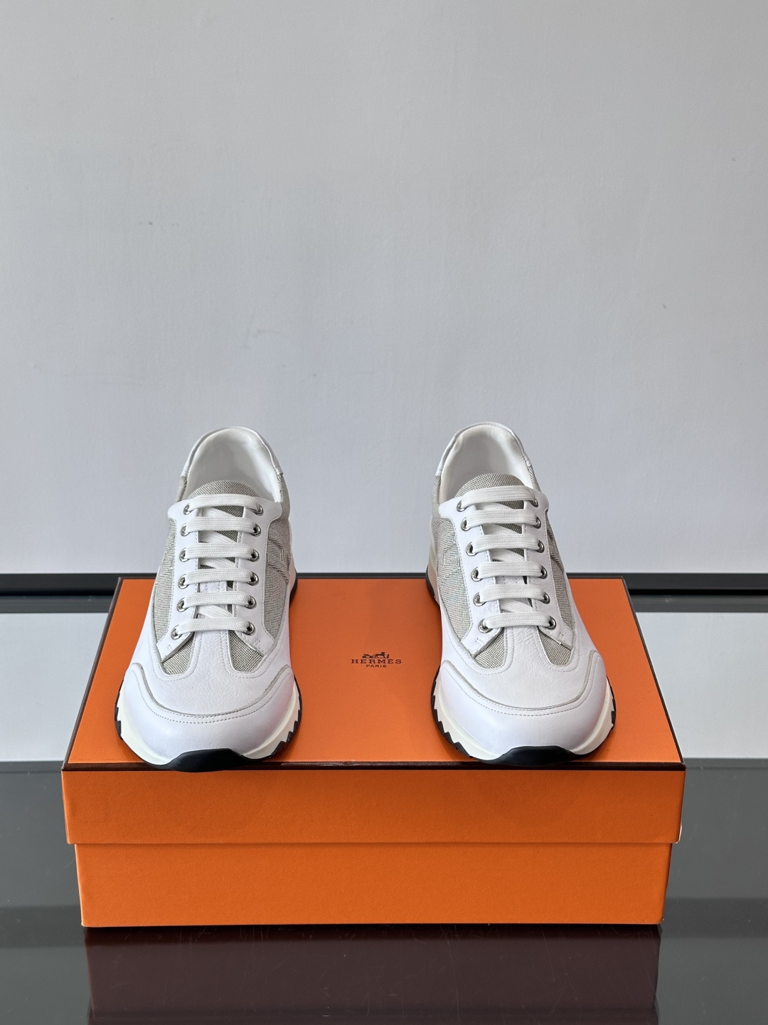 爱马仕H Walkrunner运动鞋这款H Walkrunner运动鞋采用小牛皮，搭配浮雕H字母，简约又