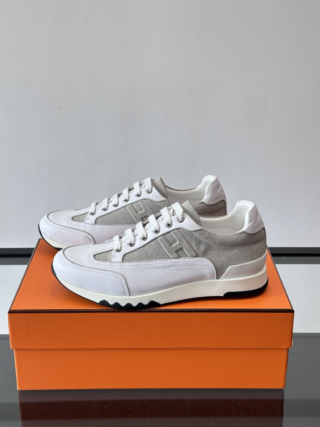 爱马仕H Walkrunner运动鞋这款H Walkrunner运动鞋采用小牛皮，搭配浮雕H字母，简约又