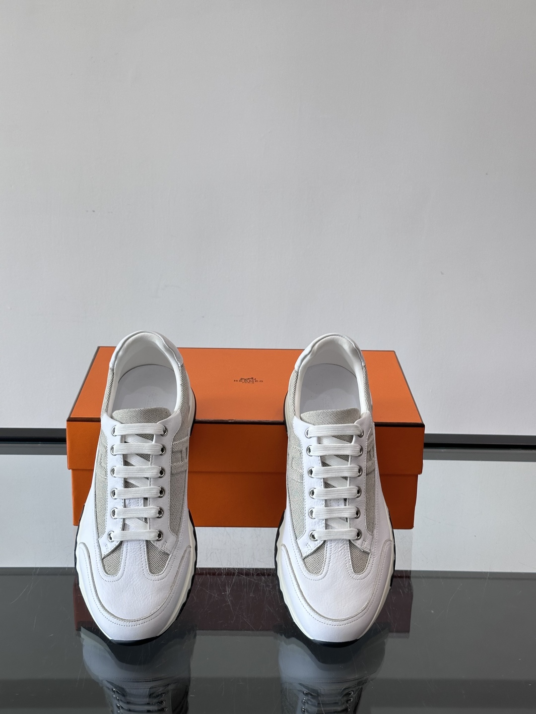 爱马仕H Walkrunner运动鞋这款H Walkrunner运动鞋采用小牛皮，搭配浮雕H字母，简约又