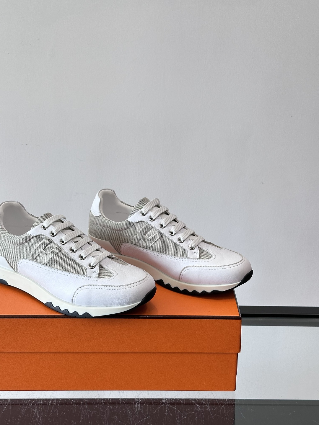 爱马仕H Walkrunner运动鞋这款H Walkrunner运动鞋采用小牛皮，搭配浮雕H字母，简约又