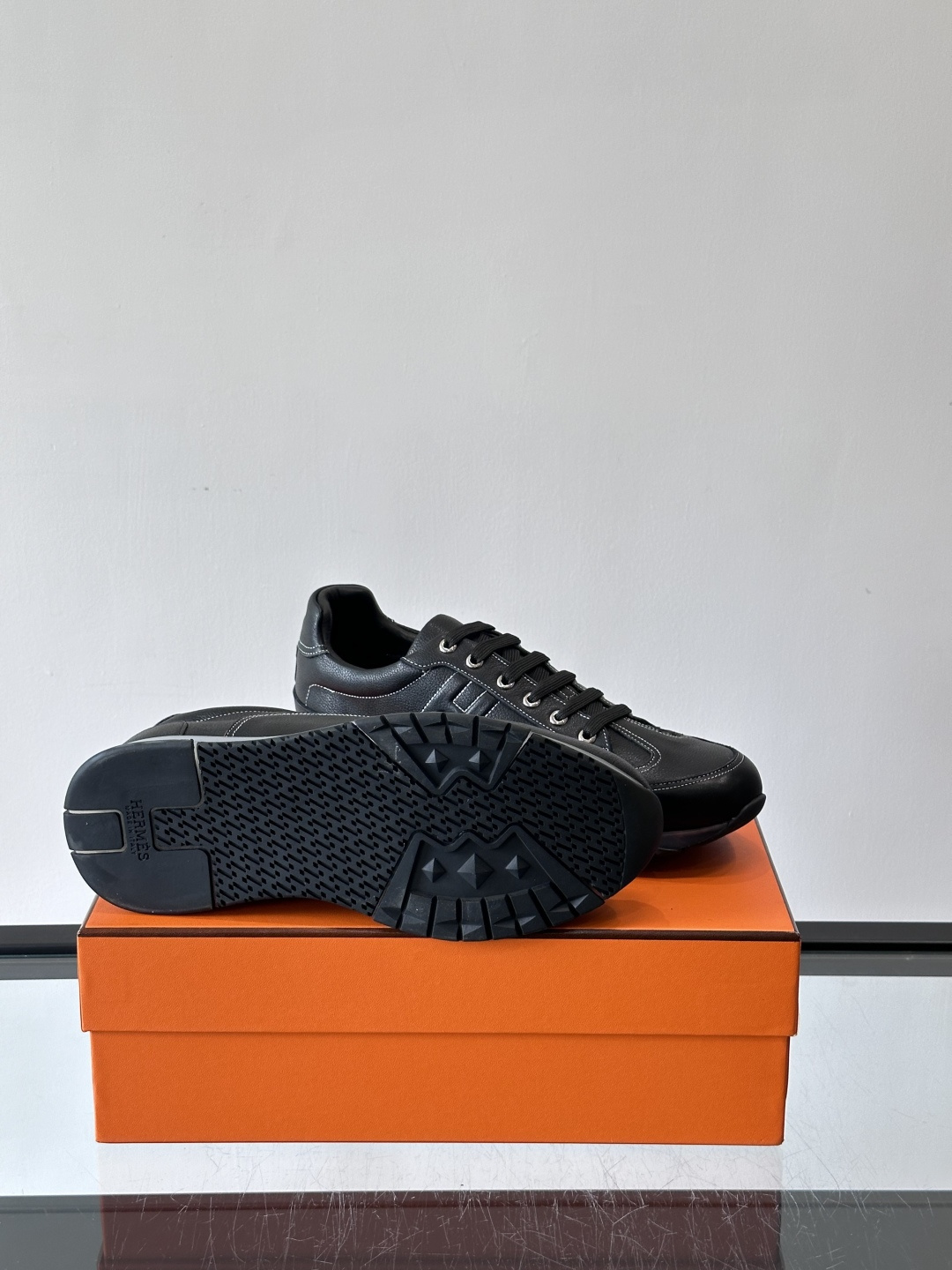 爱马仕H Walkrunner运动鞋这款H Walkrunner运动鞋采用小牛皮，搭配浮雕H字母，简约又