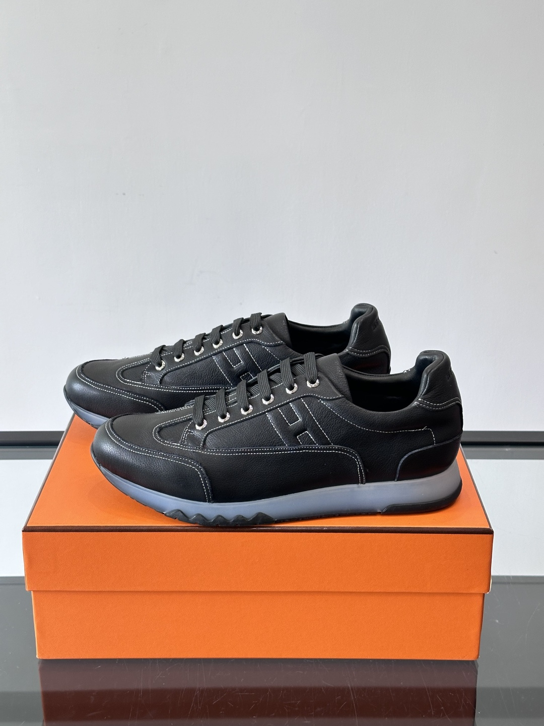 爱马仕H Walkrunner运动鞋这款H Walkrunner运动鞋采用小牛皮，搭配浮雕H字母，简约又