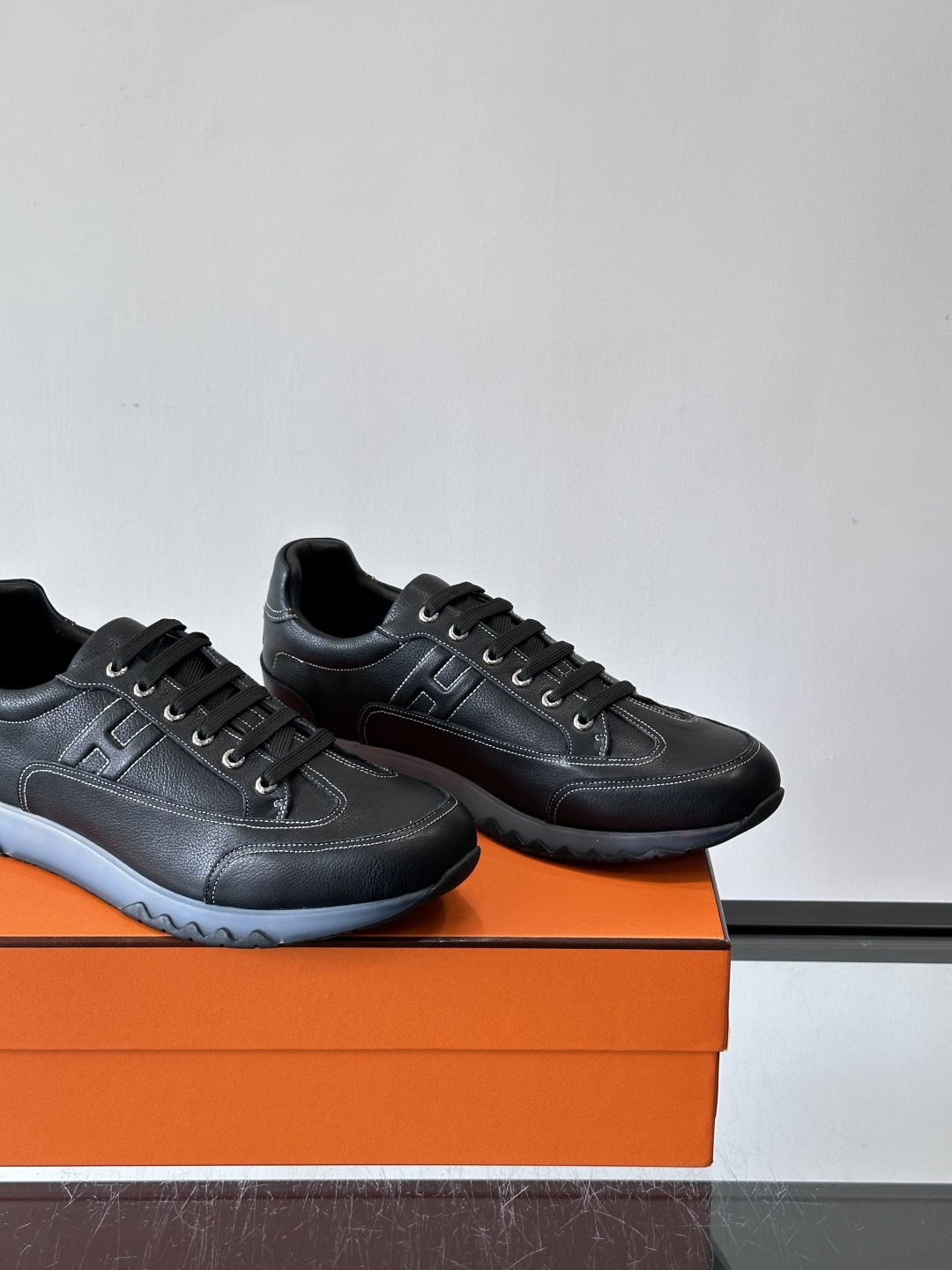 爱马仕H Walkrunner运动鞋这款H Walkrunner运动鞋采用小牛皮，搭配浮雕H字母，简约又