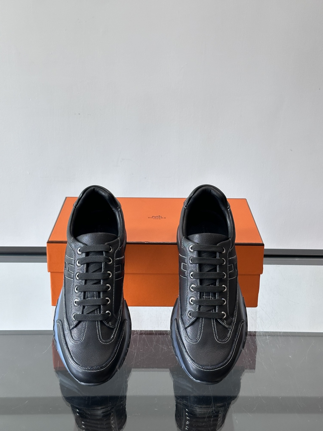 爱马仕H Walkrunner运动鞋这款H Walkrunner运动鞋采用小牛皮，搭配浮雕H字母，简约又