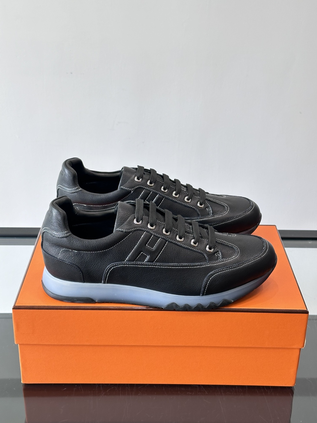 爱马仕H Walkrunner运动鞋这款H Walkrunner运动鞋采用小牛皮，搭配浮雕H字母，简约又