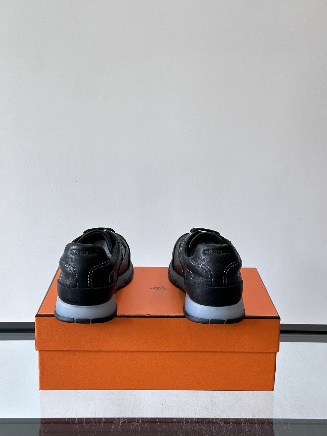 爱马仕H Walkrunner运动鞋这款H Walkrunner运动鞋采用小牛皮，搭配浮雕H字母，简约又