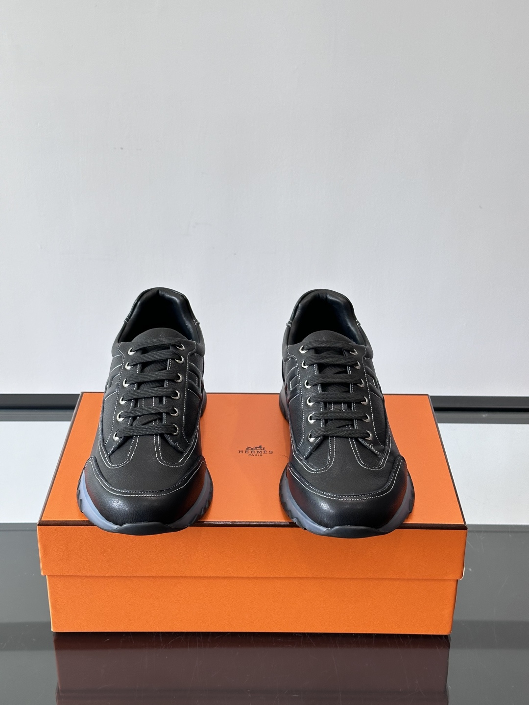 爱马仕H Walkrunner运动鞋这款H Walkrunner运动鞋采用小牛皮，搭配浮雕H字母，简约又