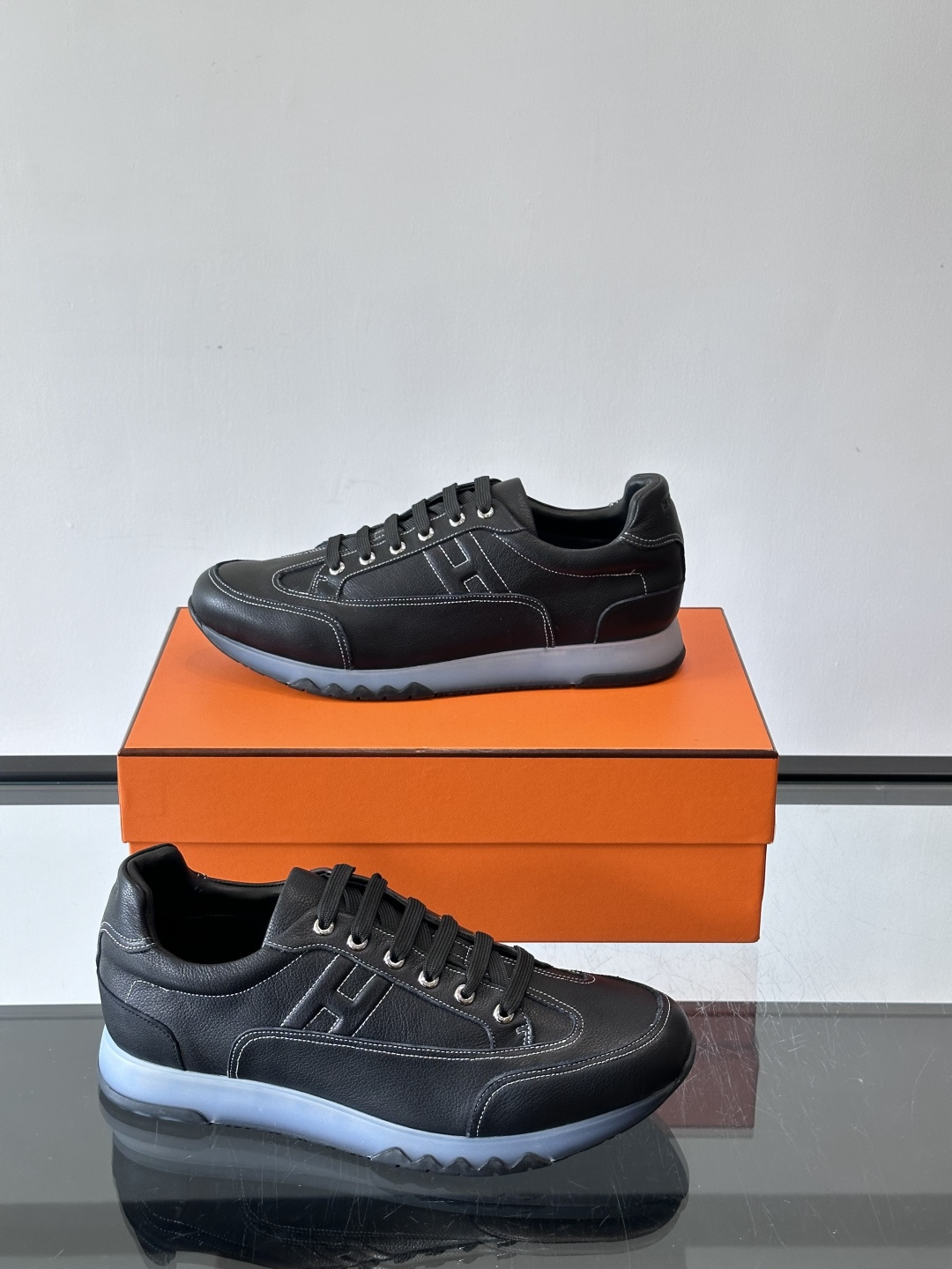 爱马仕H Walkrunner运动鞋这款H Walkrunner运动鞋采用小牛皮，搭配浮雕H字母，简约又