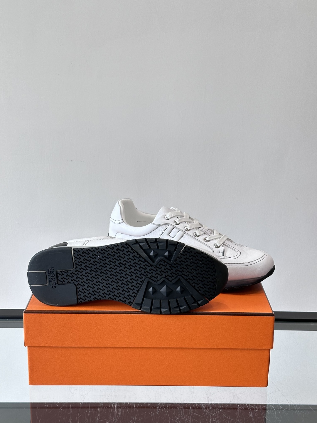 爱马仕H Walkrunner运动鞋这款H Walkrunner运动鞋采用小牛皮，搭配浮雕H字母，简约又