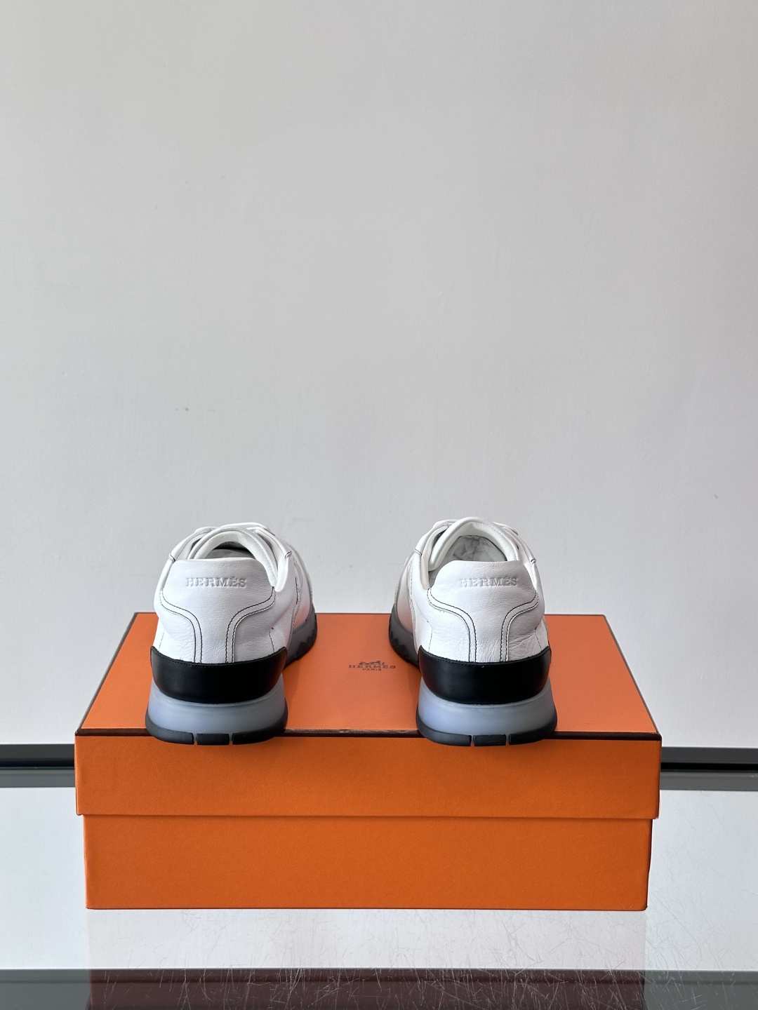 爱马仕H Walkrunner运动鞋这款H Walkrunner运动鞋采用小牛皮，搭配浮雕H字母，简约又