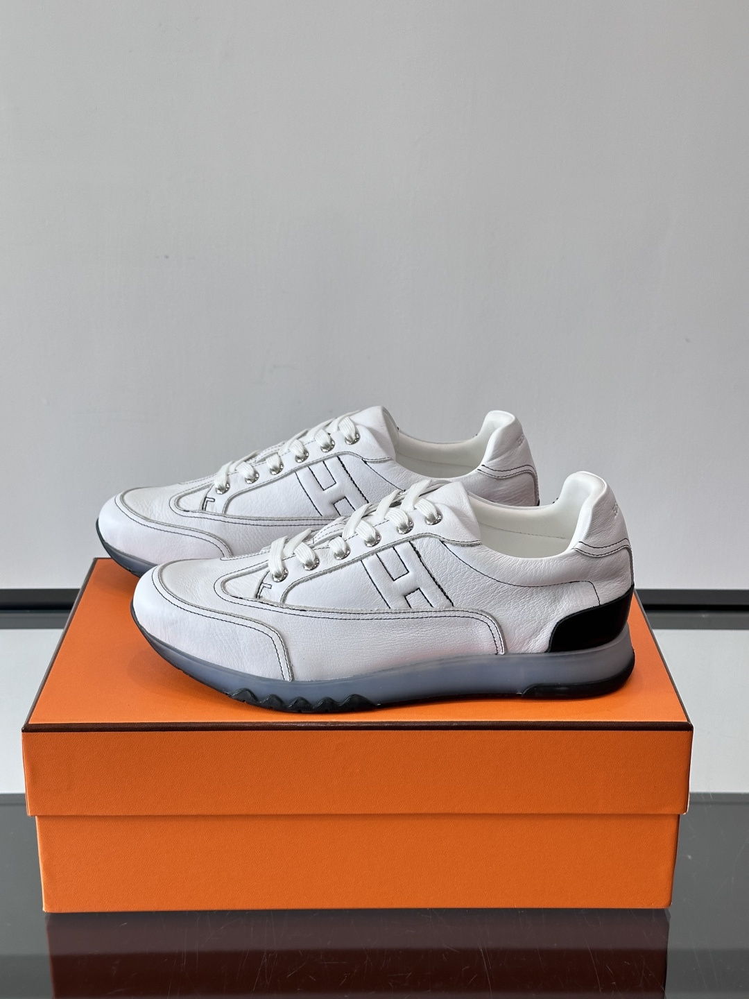 爱马仕H Walkrunner运动鞋这款H Walkrunner运动鞋采用小牛皮，搭配浮雕H字母，简约又