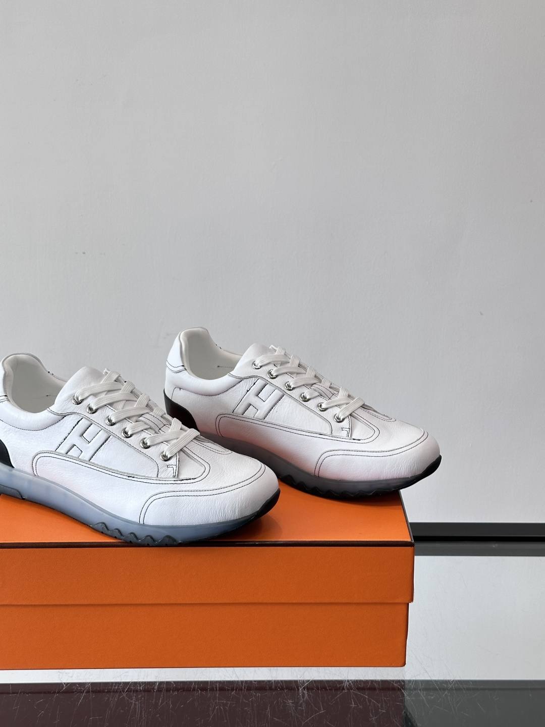 爱马仕H Walkrunner运动鞋这款H Walkrunner运动鞋采用小牛皮，搭配浮雕H字母，简约又