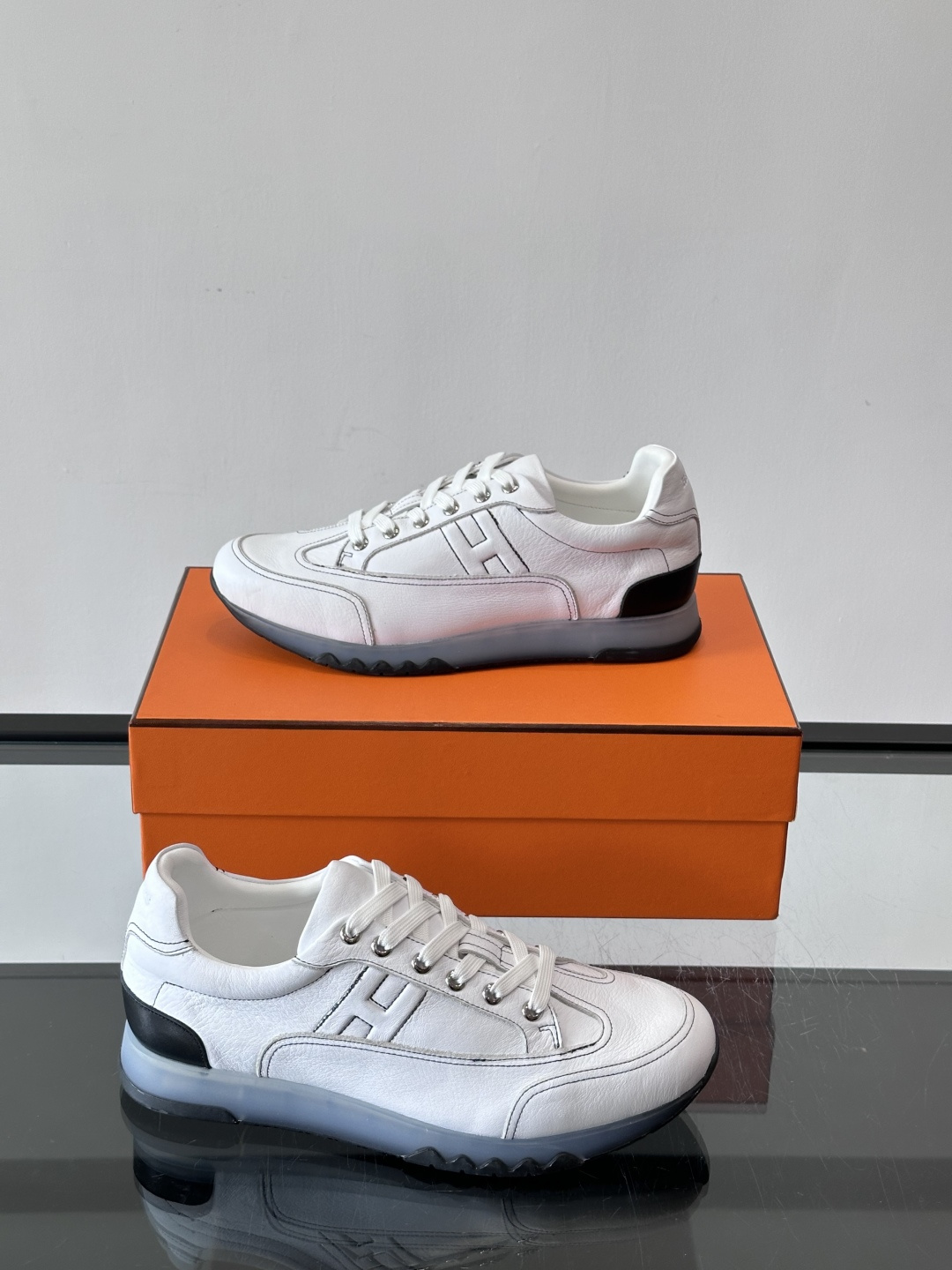 爱马仕H Walkrunner运动鞋这款H Walkrunner运动鞋采用小牛皮，搭配浮雕H字母，简约又