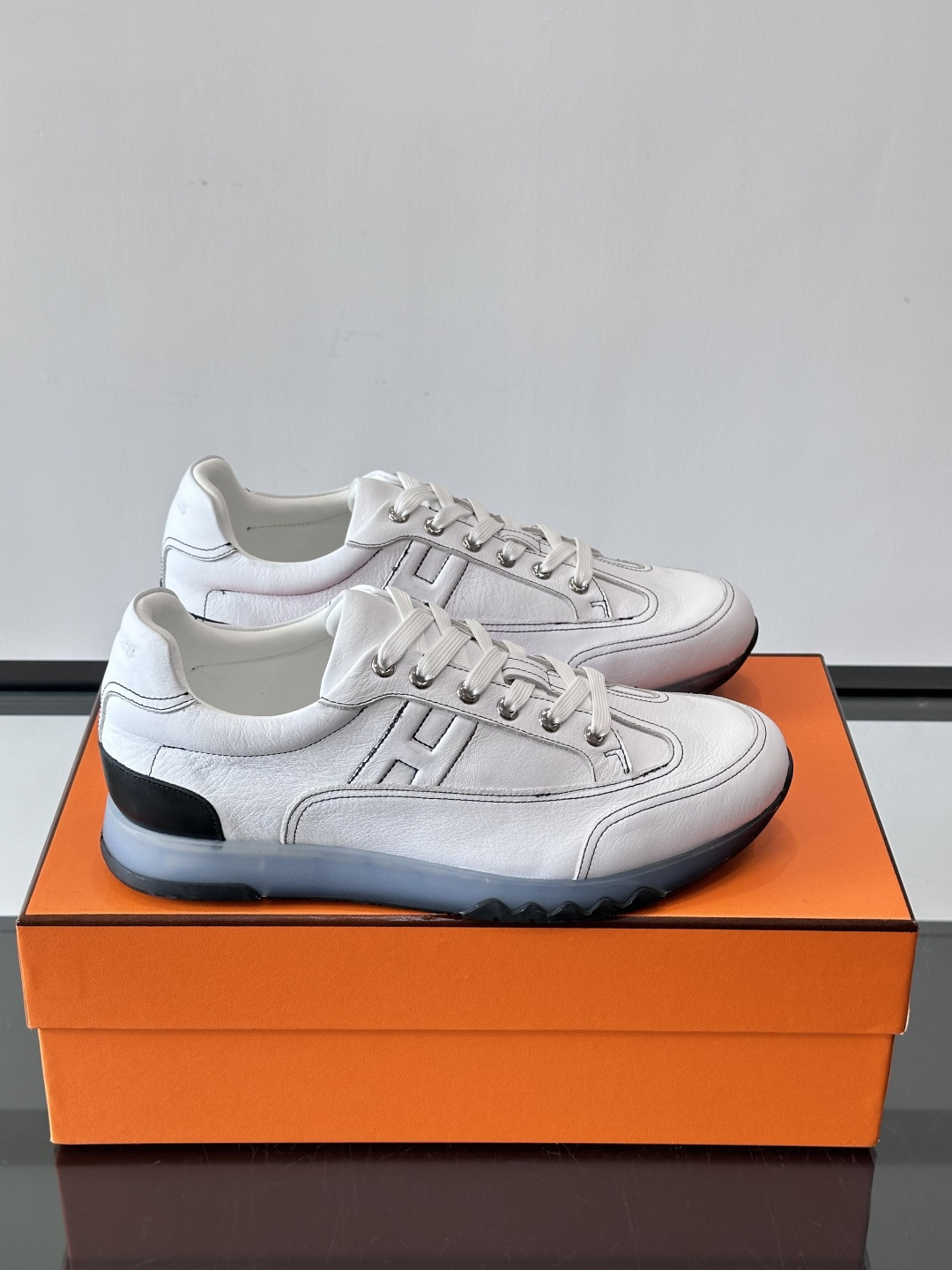 爱马仕H Walkrunner运动鞋这款H Walkrunner运动鞋采用小牛皮，搭配浮雕H字母，简约又