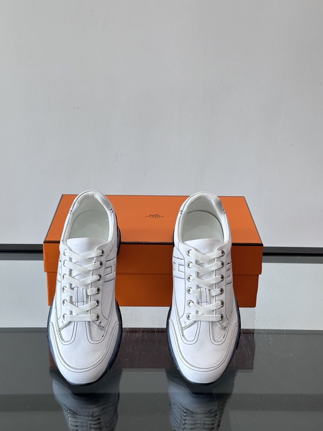 爱马仕H Walkrunner运动鞋这款H Walkrunner运动鞋采用小牛皮，搭配浮雕H字母，简约又