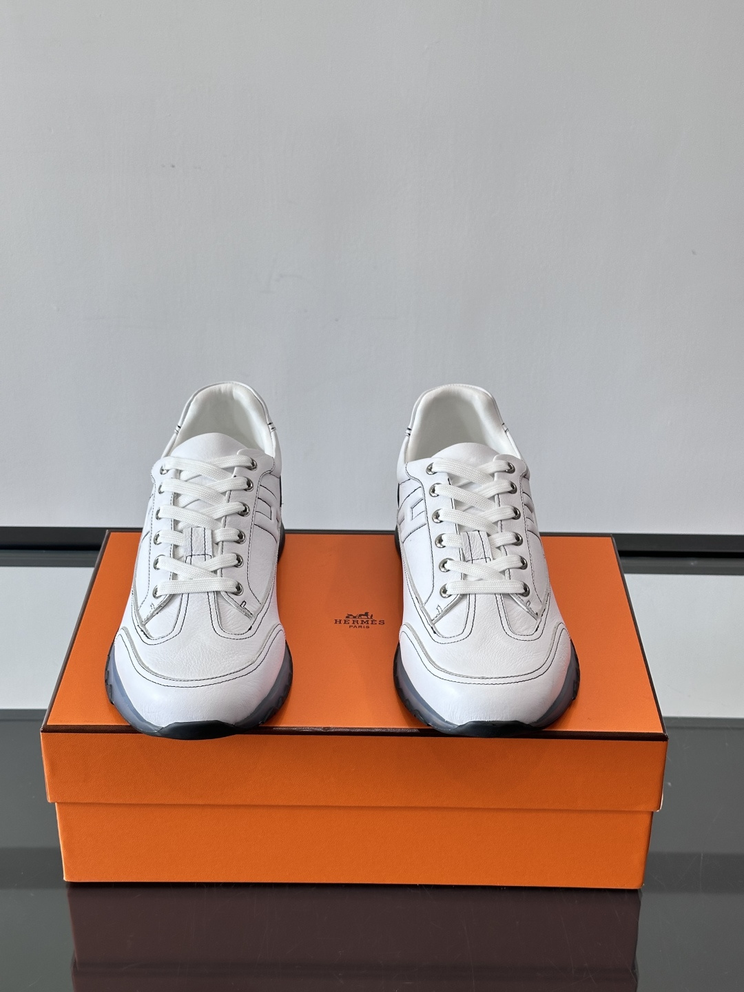 爱马仕H Walkrunner运动鞋这款H Walkrunner运动鞋采用小牛皮，搭配浮雕H字母，简约又