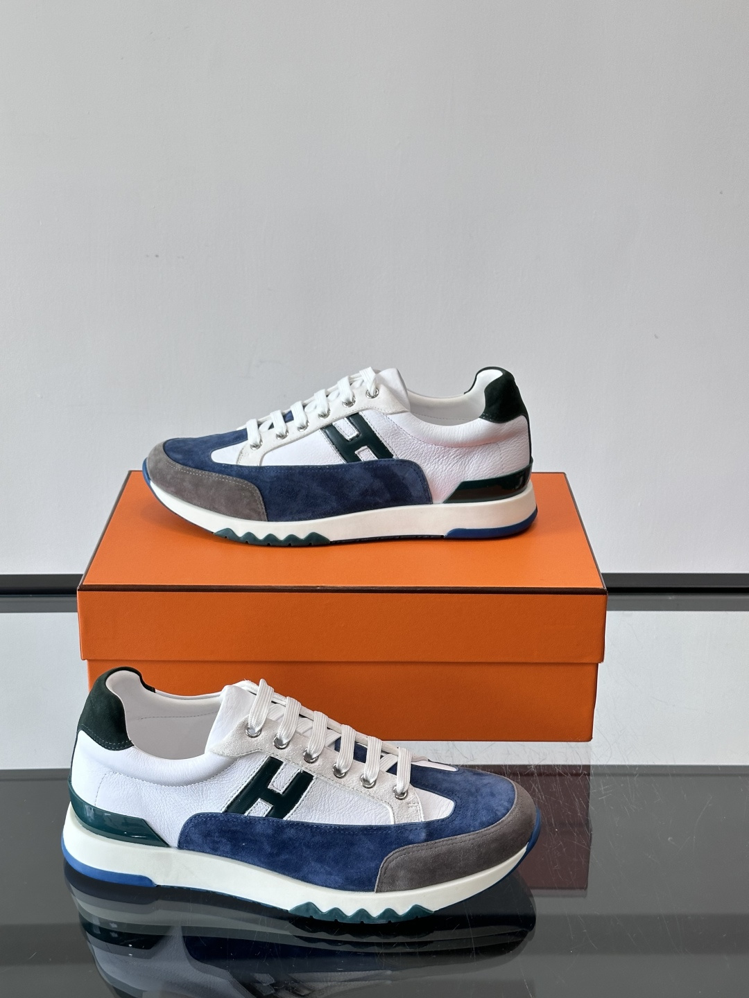 爱马仕H Walkrunner运动鞋这款H Walkrunner运动鞋采用小牛皮，搭配浮雕H字母，简约又