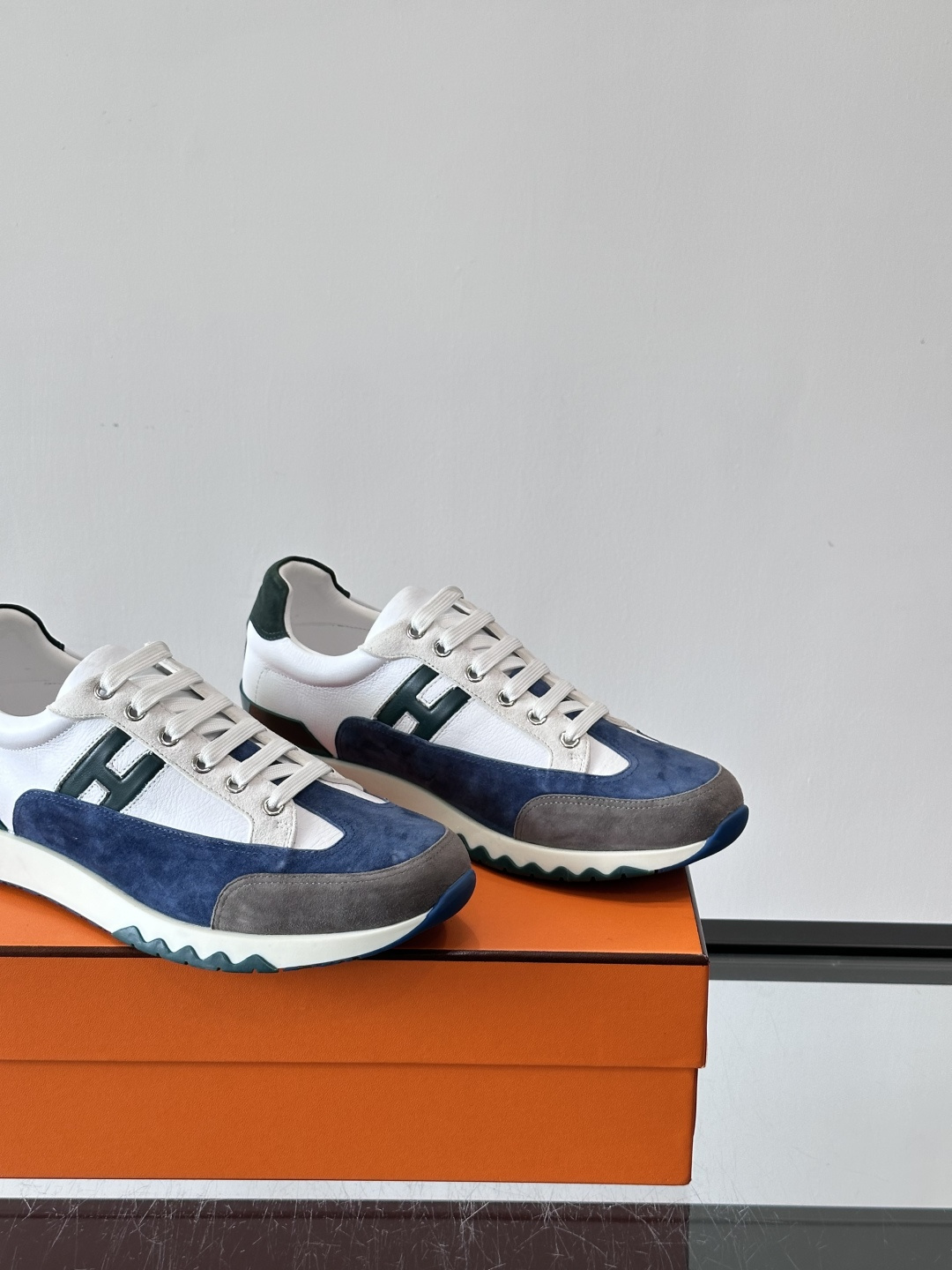 爱马仕H Walkrunner运动鞋这款H Walkrunner运动鞋采用小牛皮，搭配浮雕H字母，简约又