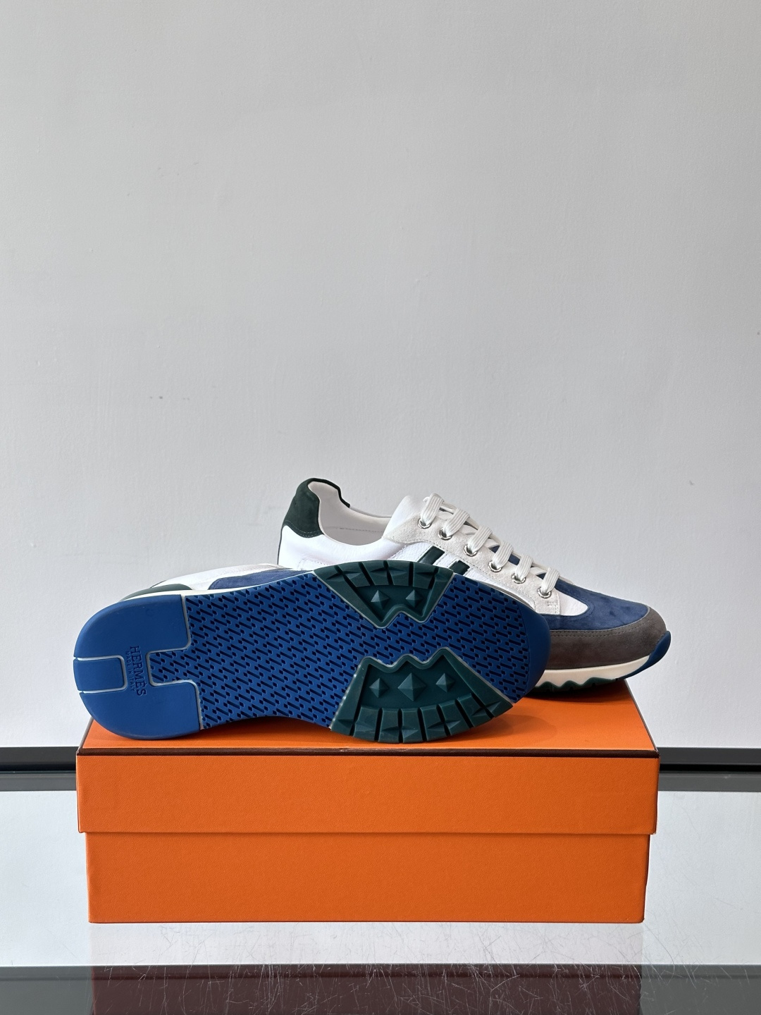 爱马仕H Walkrunner运动鞋这款H Walkrunner运动鞋采用小牛皮，搭配浮雕H字母，简约又