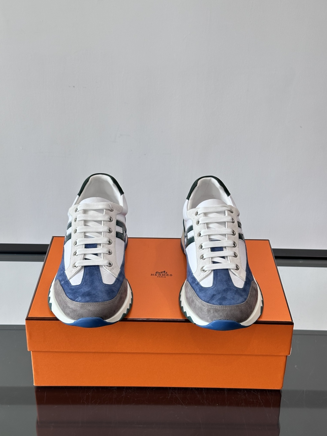 爱马仕H Walkrunner运动鞋这款H Walkrunner运动鞋采用小牛皮，搭配浮雕H字母，简约又