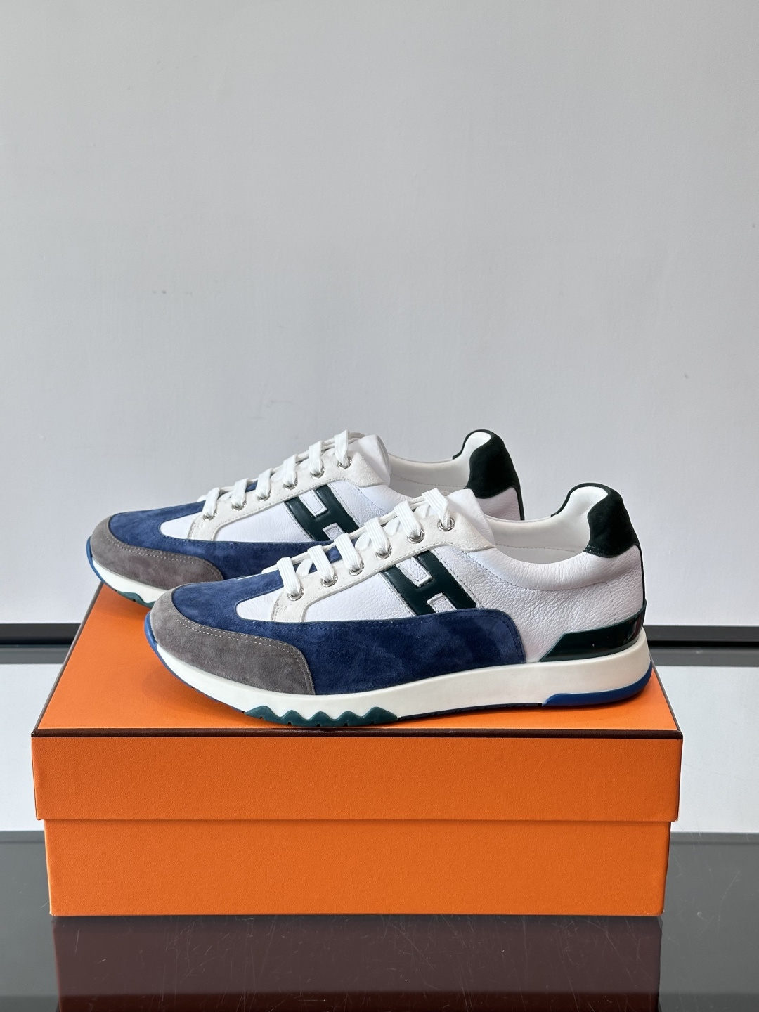 爱马仕H Walkrunner运动鞋这款H Walkrunner运动鞋采用小牛皮，搭配浮雕H字母，简约又