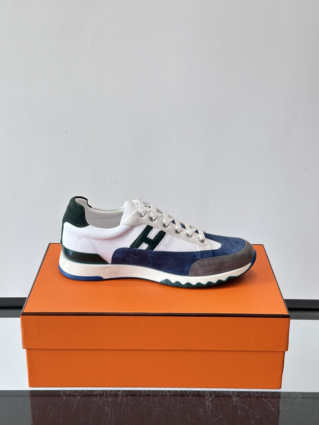 爱马仕H Walkrunner运动鞋这款H Walkrunner运动鞋采用小牛皮，搭配浮雕H字母，简约又