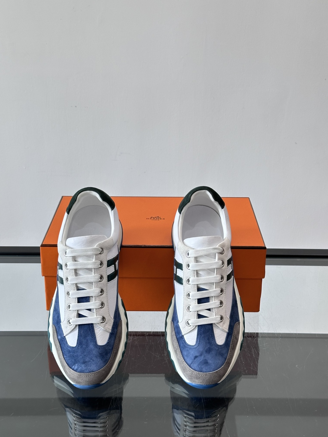 爱马仕H Walkrunner运动鞋这款H Walkrunner运动鞋采用小牛皮，搭配浮雕H字母，简约又