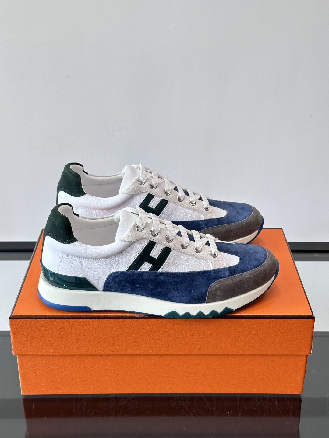 爱马仕H Walkrunner运动鞋这款H Walkrunner运动鞋采用小牛皮，搭配浮雕H字母，简约又