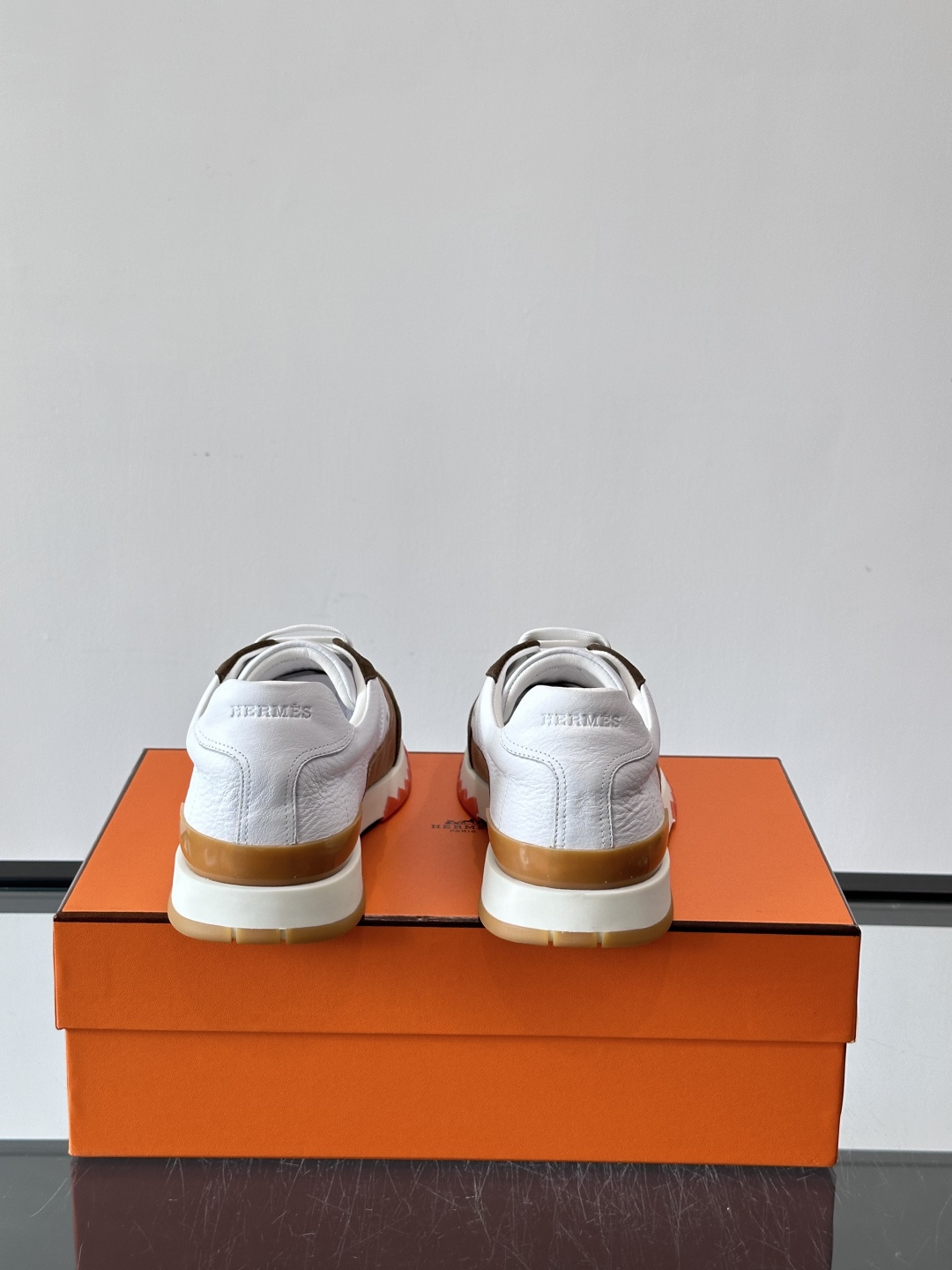 爱马仕H Walkrunner运动鞋这款H Walkrunner运动鞋采用小牛皮，搭配浮雕H字母，简约又