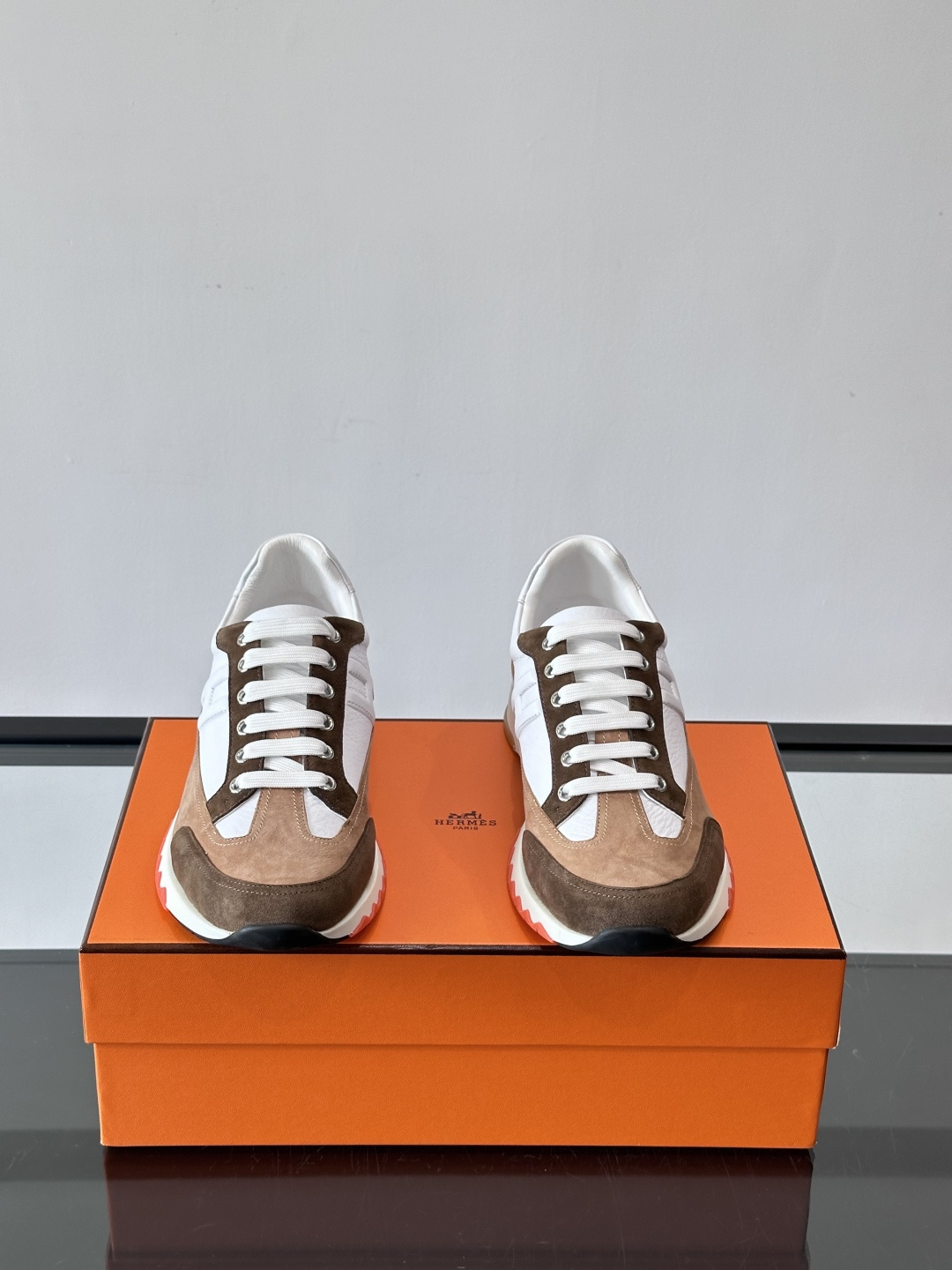 爱马仕H Walkrunner运动鞋这款H Walkrunner运动鞋采用小牛皮，搭配浮雕H字母，简约又