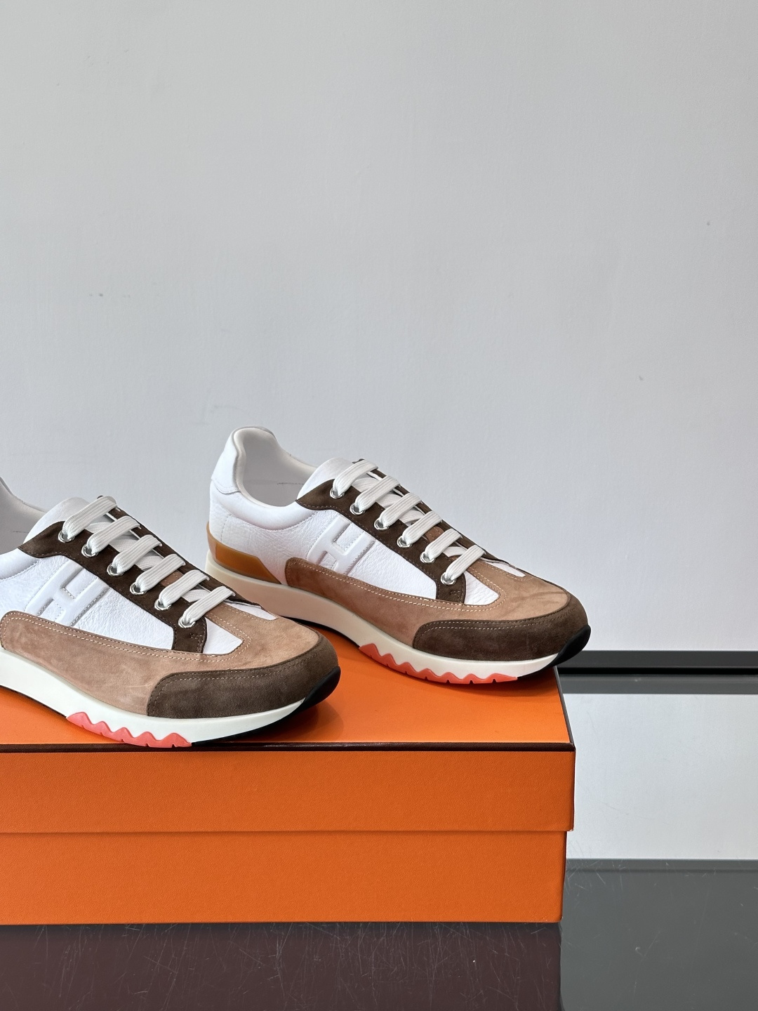 爱马仕H Walkrunner运动鞋这款H Walkrunner运动鞋采用小牛皮，搭配浮雕H字母，简约又