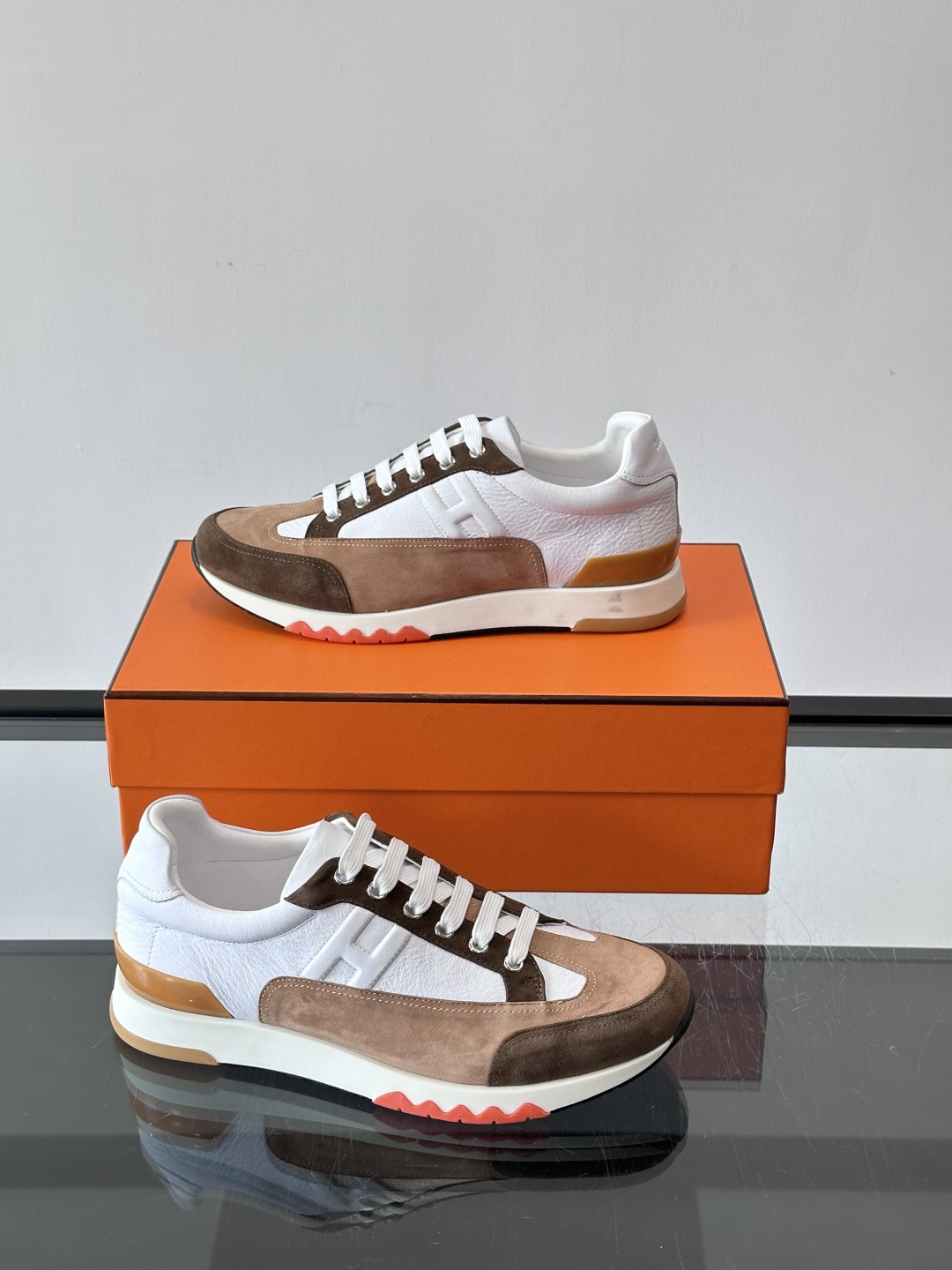 爱马仕H Walkrunner运动鞋这款H Walkrunner运动鞋采用小牛皮，搭配浮雕H字母，简约又