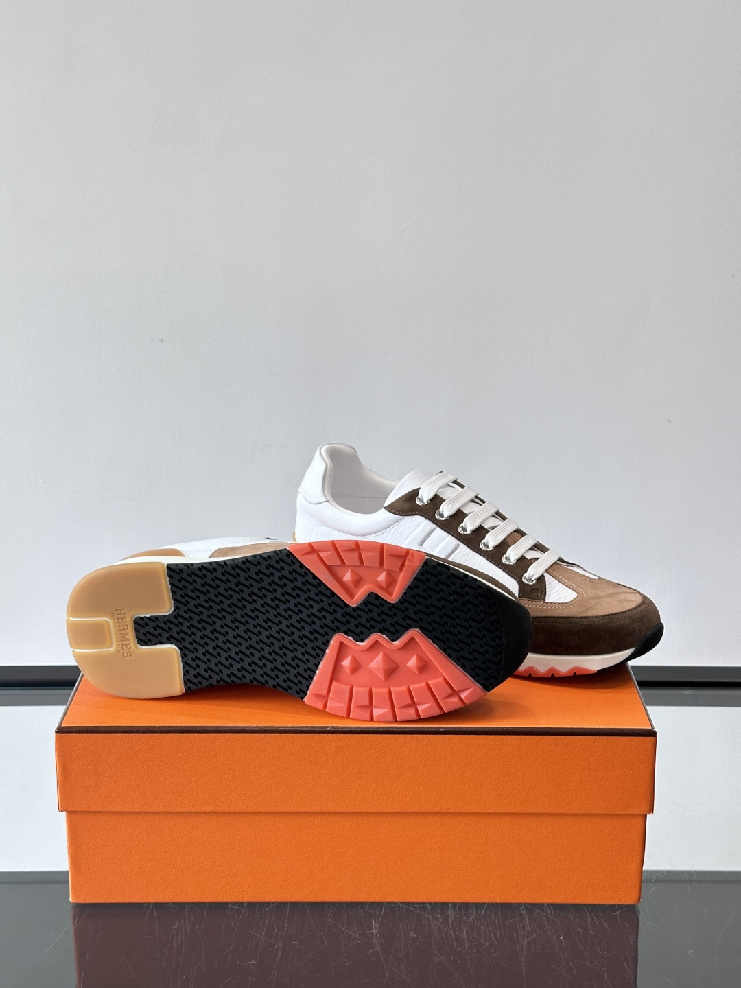 爱马仕H Walkrunner运动鞋这款H Walkrunner运动鞋采用小牛皮，搭配浮雕H字母，简约又