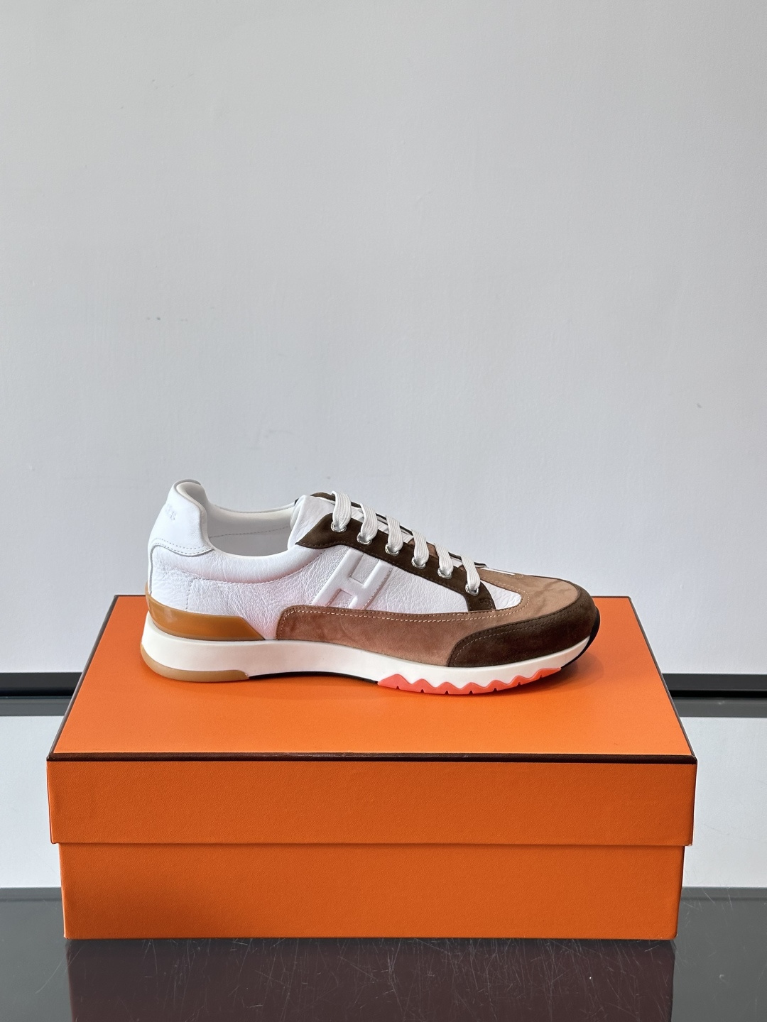 爱马仕H Walkrunner运动鞋这款H Walkrunner运动鞋采用小牛皮，搭配浮雕H字母，简约又