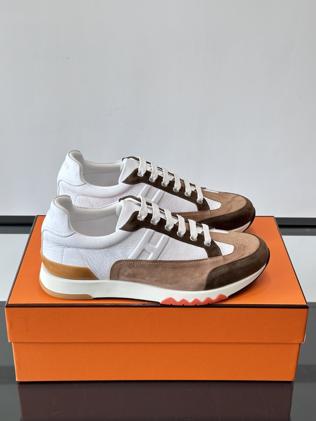 爱马仕H Walkrunner运动鞋这款H Walkrunner运动鞋采用小牛皮，搭配浮雕H字母，简约又