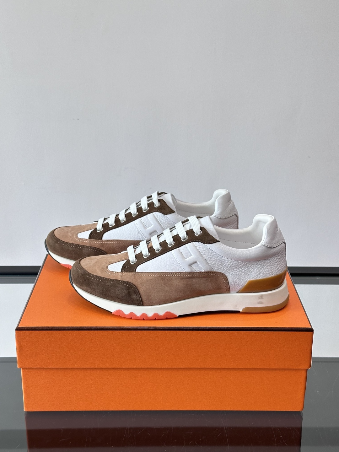 爱马仕H Walkrunner运动鞋这款H Walkrunner运动鞋采用小牛皮，搭配浮雕H字母，简约又