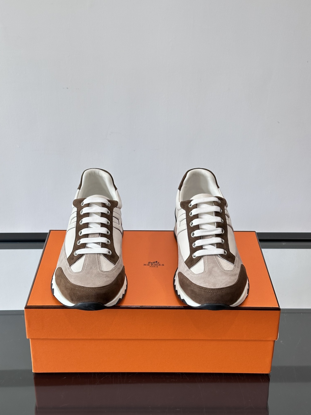 爱马仕H Walkrunner运动鞋这款H Walkrunner运动鞋采用小牛皮，搭配浮雕H字母，简约又