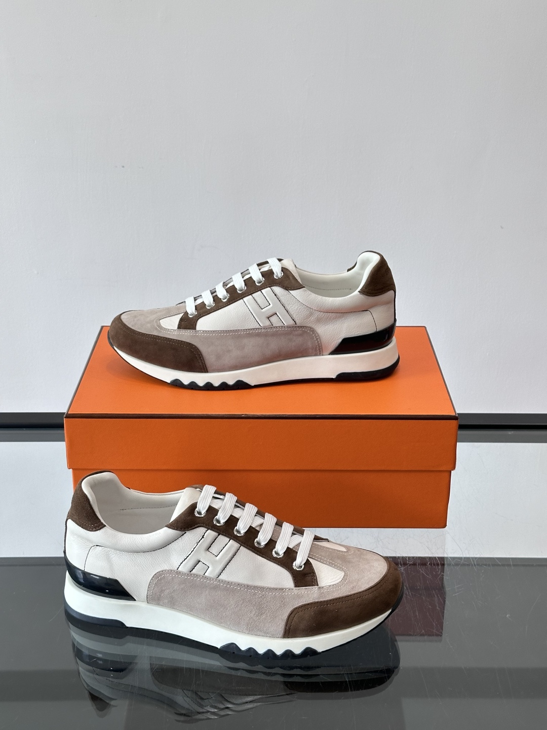 爱马仕H Walkrunner运动鞋这款H Walkrunner运动鞋采用小牛皮，搭配浮雕H字母，简约又