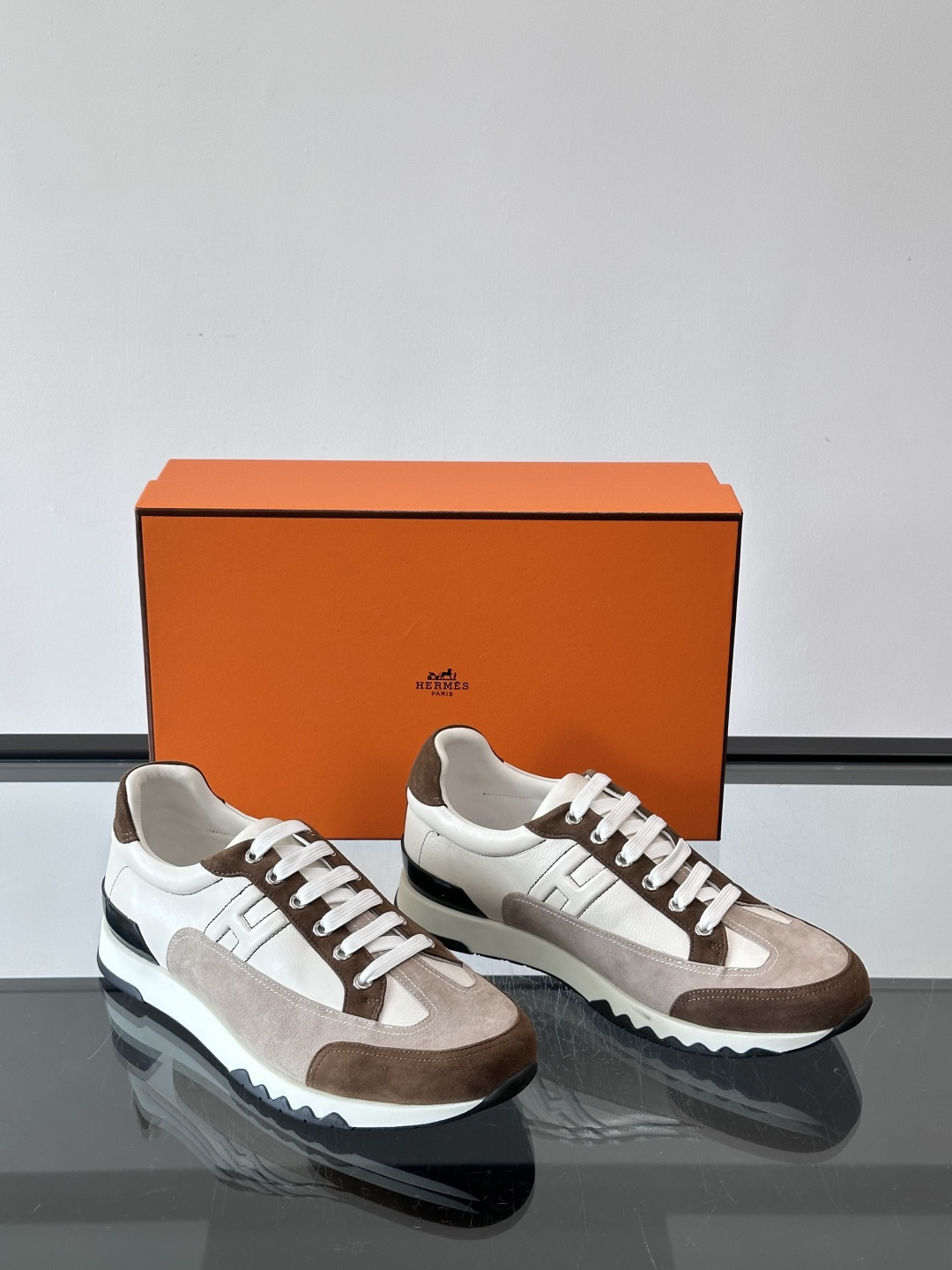 爱马仕H Walkrunner运动鞋这款H Walkrunner运动鞋采用小牛皮，搭配浮雕H字母，简约又