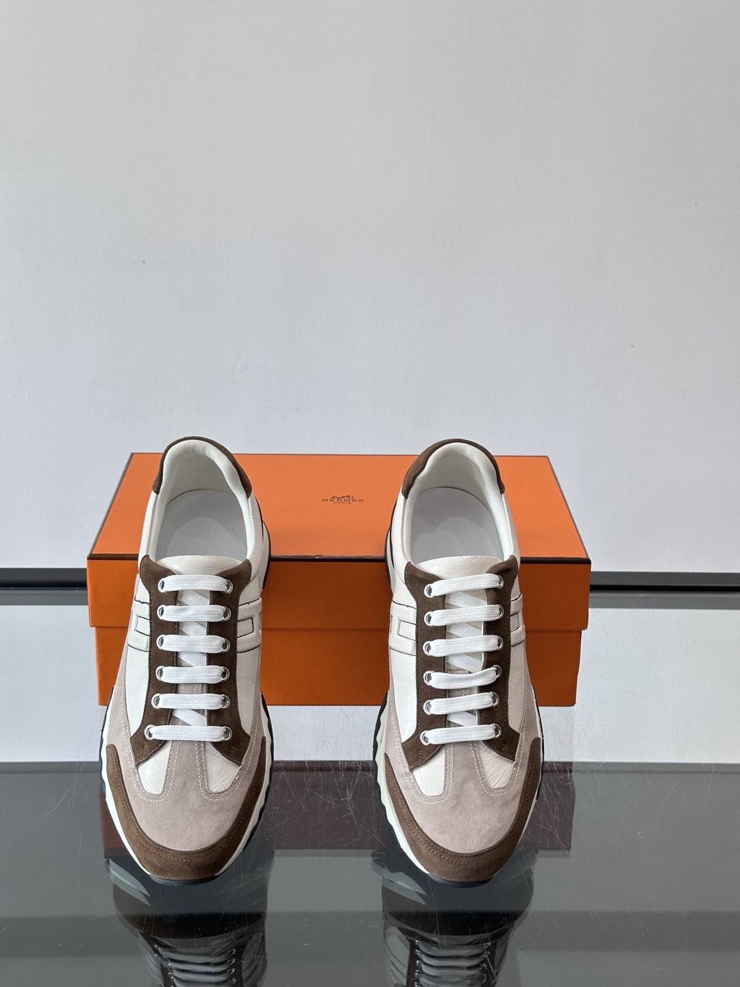 爱马仕H Walkrunner运动鞋这款H Walkrunner运动鞋采用小牛皮，搭配浮雕H字母，简约又