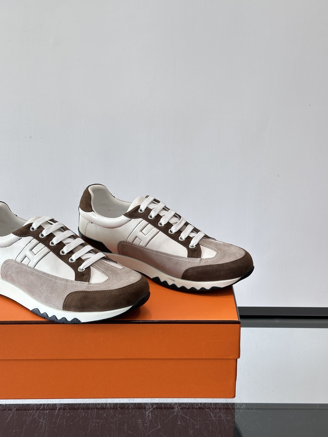 爱马仕H Walkrunner运动鞋这款H Walkrunner运动鞋采用小牛皮，搭配浮雕H字母，简约又