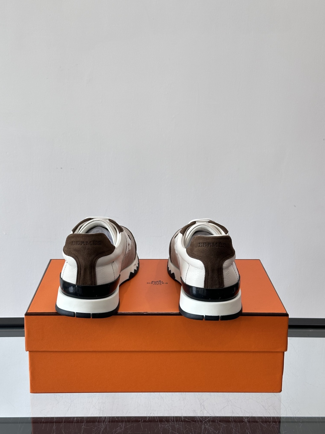 爱马仕H Walkrunner运动鞋这款H Walkrunner运动鞋采用小牛皮，搭配浮雕H字母，简约又